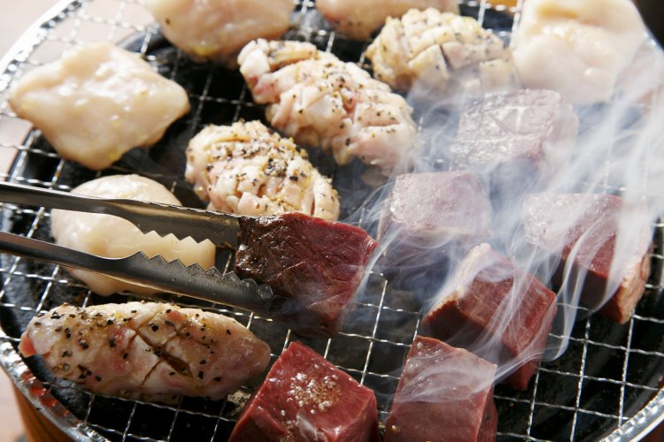 手前の角切りハツほか脂付き小腸や上ナンコツ など、ホルモンはどれも税抜き500円。