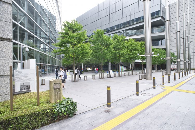 東京国際フォーラム前。この地には明治27年（1894）から1991年まで東京府・都庁舎があった。