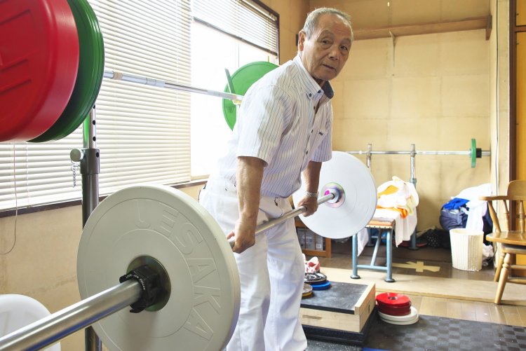 三宅さんは自宅トレーニング室で週2～3回の練習を積む現役選手でもある