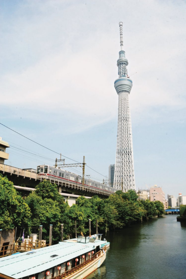 北十間川（きたじゅっけんがわ）と東武鉄道の風景に東京スカイツリーが加わった向島・押上の新しい風景。