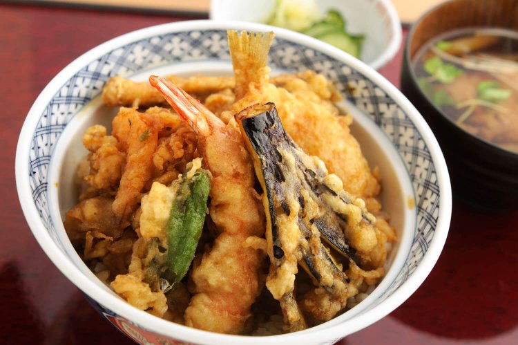 特上天丼2200円。かきあげ、海老天、白身魚と野菜が2品ずつ。