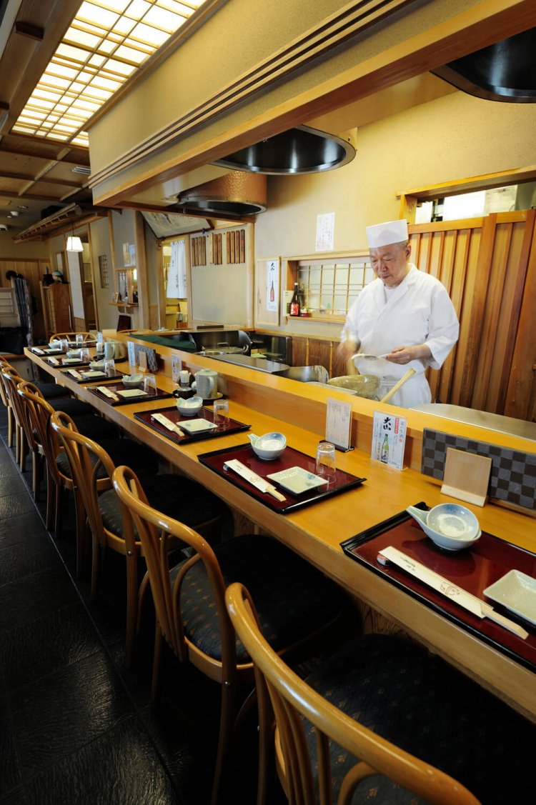 定食なら、カウンターからアツアツ揚げたてを直接皿に盛ってもらえる。
