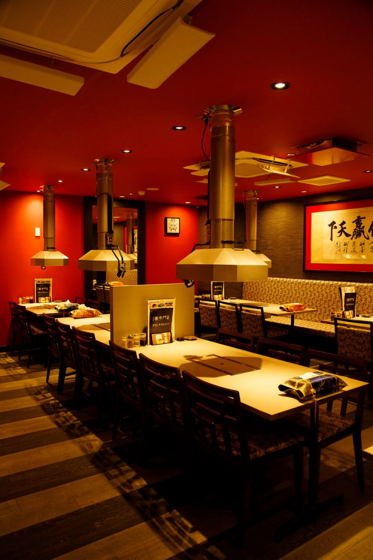 広々とした店内は、昼も夜も賑わう。