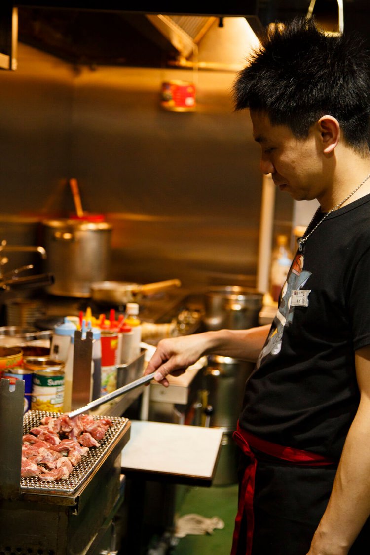 注文後に炭火で丁寧に焼く。