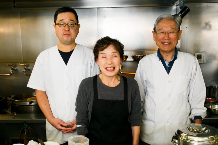 根岸さんは、奥様の絹子さん、2代目直彦さんと切り盛り。