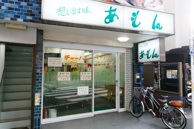 中央線沿線に点在する『三ちゃん』兄弟店。1998年に独立。