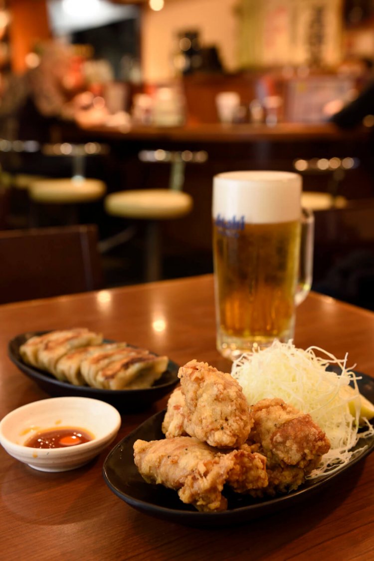 鶏カラ420円が名物。ワンコインセット500円はドリンク＋鶏カラ2個or 日替わりおつまみとお得。