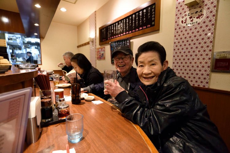 日暮れ前から常連たちは杯を傾け始める。