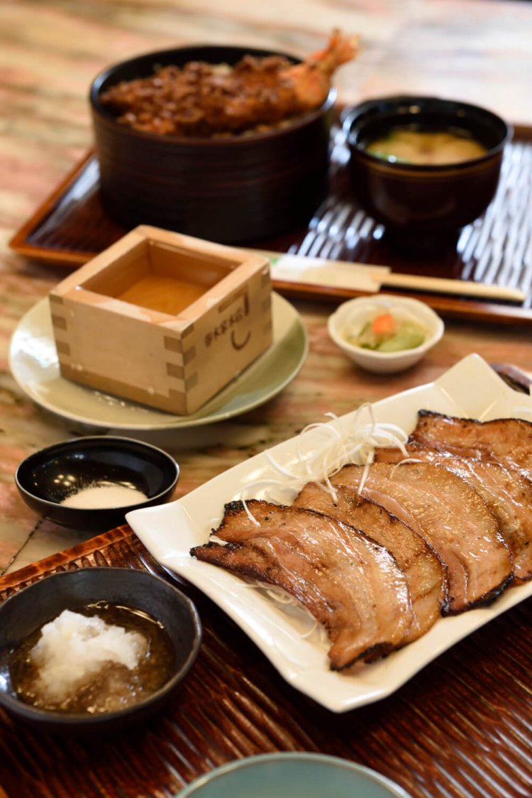 炙りチャーシュー800円、天丼1100円を肴にます酒600円で一献。