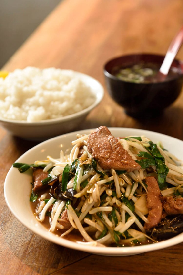 レバニラ定食850円ほか定食も充実。