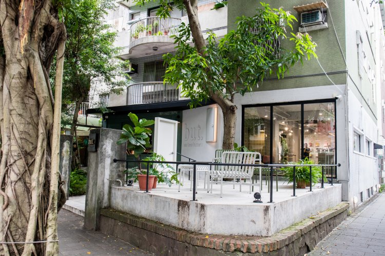 緑あふれるテラス席でひと休みしたい。