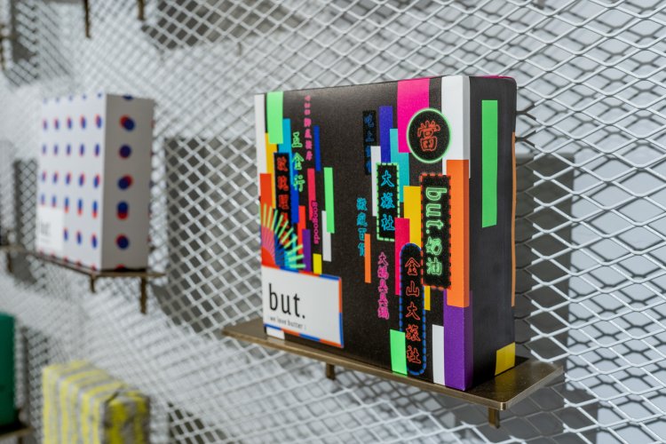 ギフトボックスもハイセンス。金鑽鳳梨6 個398元。