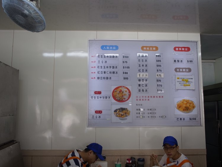 地元民に愛される老舗店。