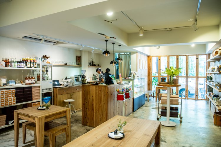 ウッディで落ち着いた雰囲気の店内。