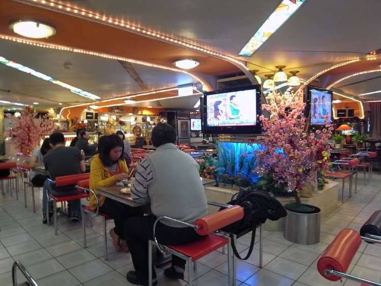 昭和純喫茶風のアクの強い造りの店内とは違って、味のほうはまろやか。