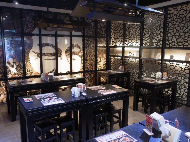 店内はシックな雰囲気で清潔感がある。