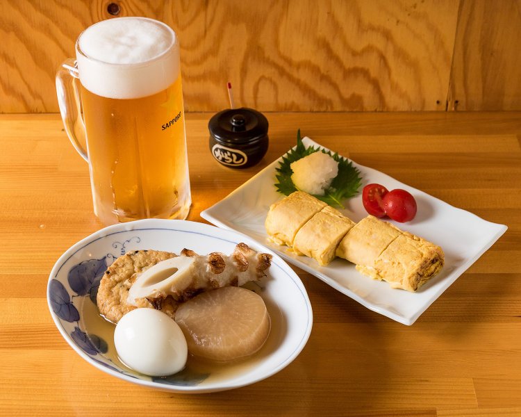 おでん4点盛り600円は店の看板メニュー。たまご焼き500円などのおふくろの味は生ビール500円によく合う。