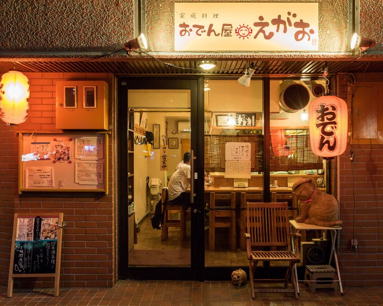 この店になる前はここは絵本屋さんだったという。その頃から「ビビ」という置き物の看板ネコが店を守る。