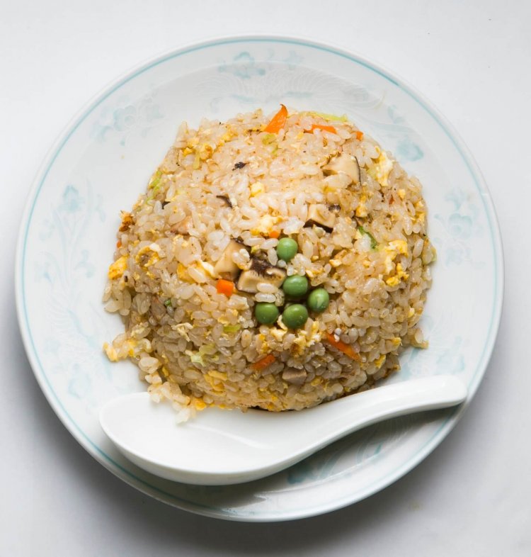 チャーハン700円。具は干ししいたけ、チャーシュー、卵、ネギ、ニンジンの五目だ。白髪ネギを入れたスープも、ショウガがよく効いていておすすめだ。