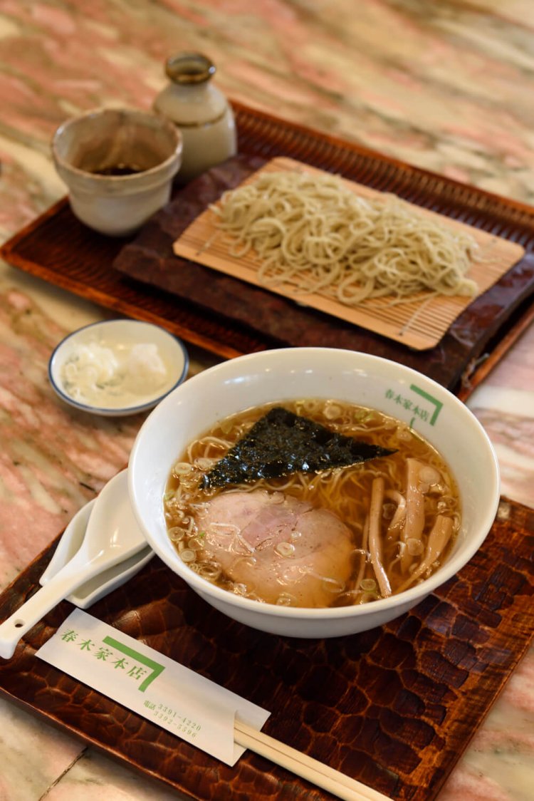 中華そば720円と粗挽十割蕎麦850円は創業当時の味。