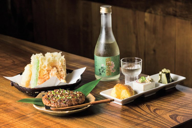  秩父名選3点盛り（みそポテト、しゃくし菜漬け、蕎麦豆腐）385円、かき揚げ（芝桜天）660円、蕎麦焼き味噌495円。これらに武甲正宗純米生酒770円を合わせる。