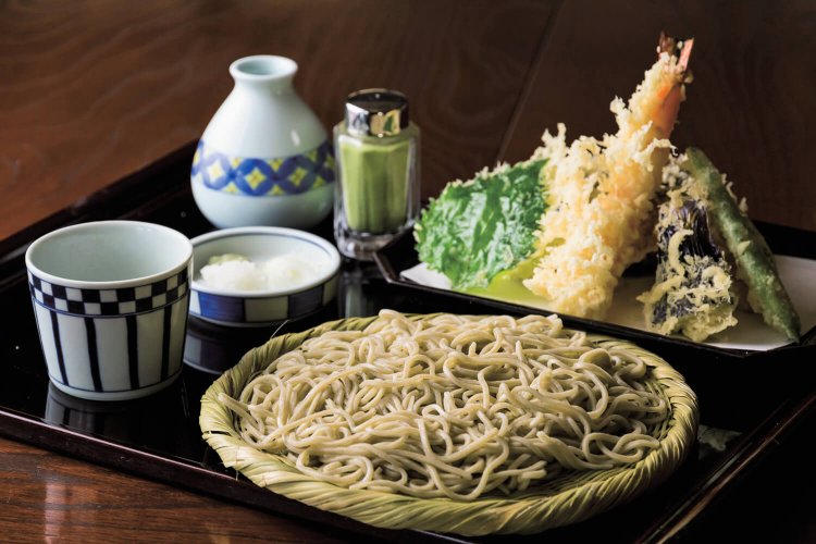 十割天せいろ2000円が特におすすめ。サクサクの天ぷらは抹茶塩で。