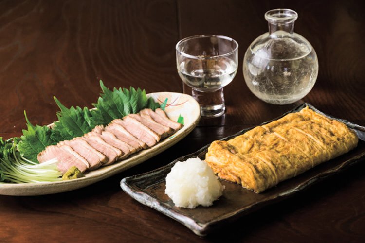 ボリュームのあるだし巻き玉子800 円と、柔らかな鴨ロース1000円はゆず胡椒をつけて。地酒は栃木の四季桜特別純米酒など。