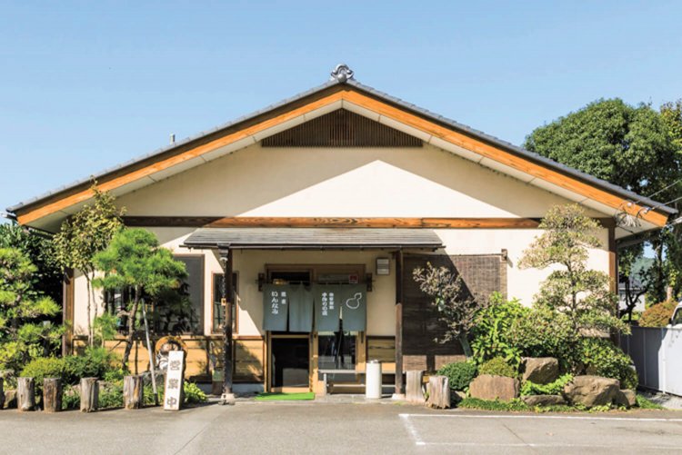 国道140号沿いにある。