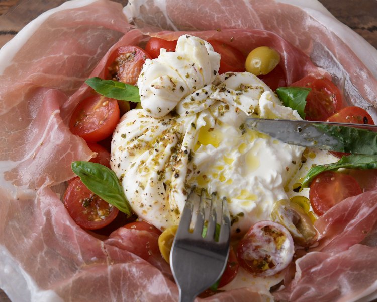 ブリーア州名物ブッラータ1800円。 自家製フレッシュチーズを生ハムやトマト、柑橘類と一緒に。