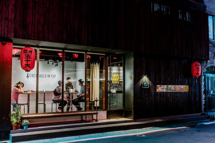 赤い提灯が目立つ、おしゃれな店だ。