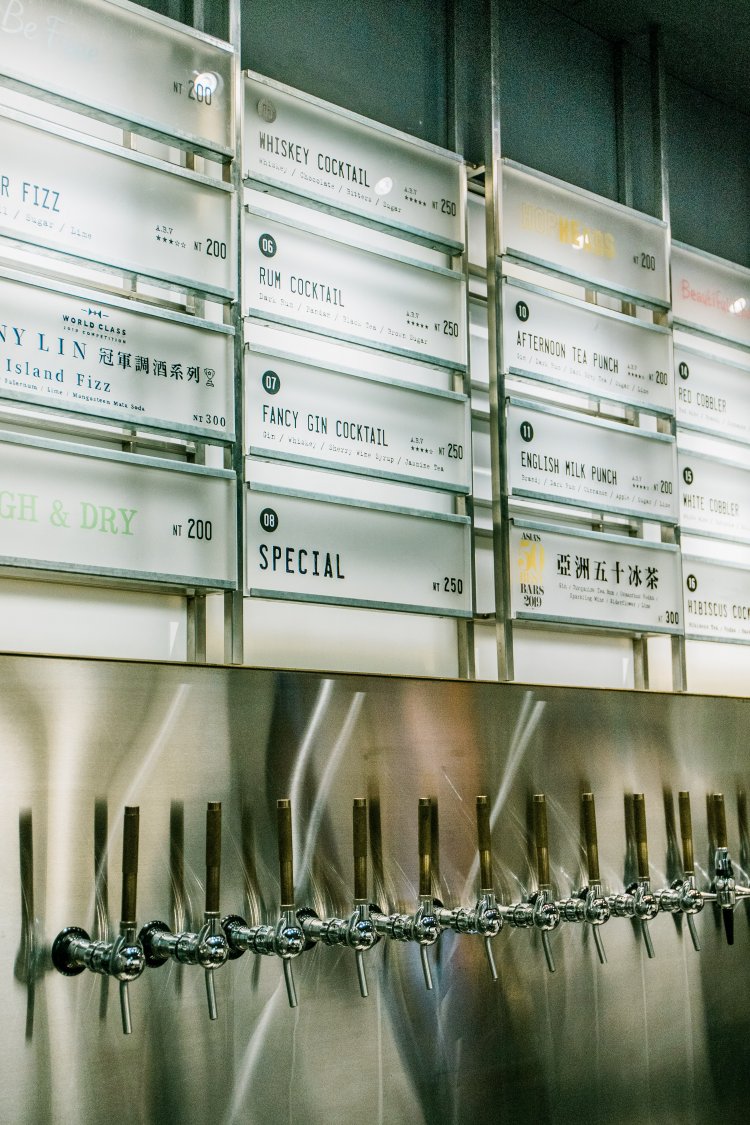 レバーを下げるとカクテルが注がれる。