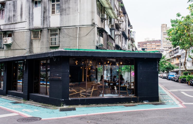 通りに面した外観。