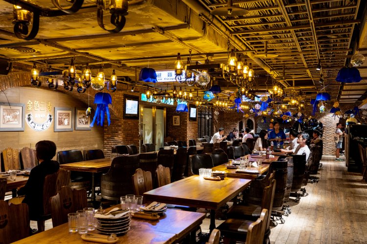 席数500 のドイツ風の誠品酒窖店が場所ともども便利。