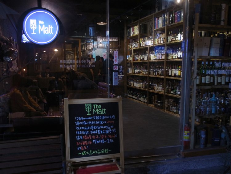 旅行客でも入りやすい雰囲気の店内。