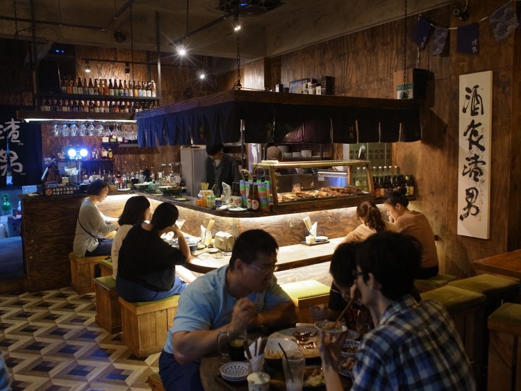 若者でにぎわう店内。