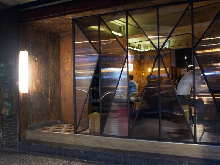 店名の「渣男（ チャーナン ）」は「クズ男」の意。