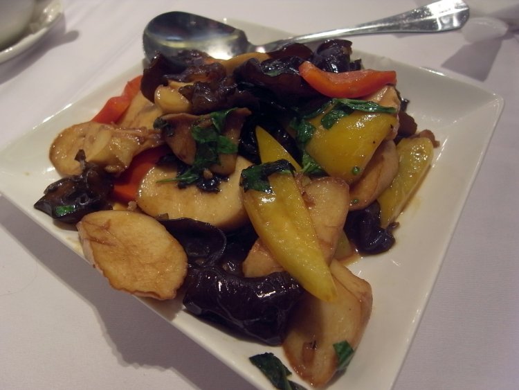 きのこを使った海鮮風の炒めもの。