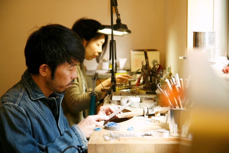 吉葉さん（手前）と奥様の志保さん。