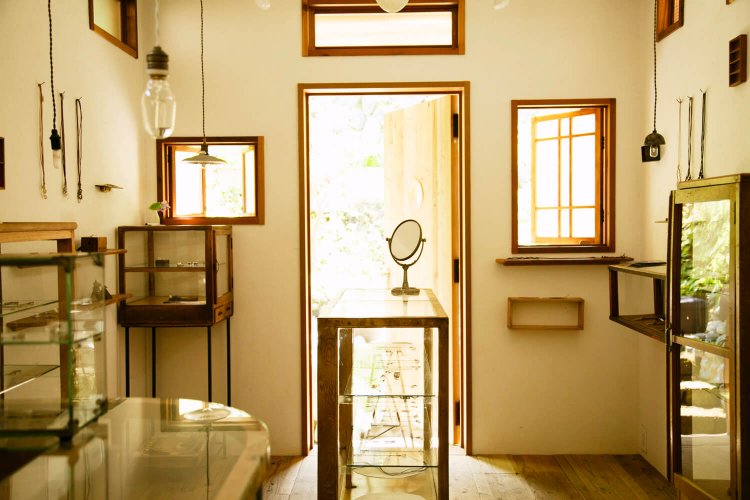 アンティークの什器が並ぶ店内。