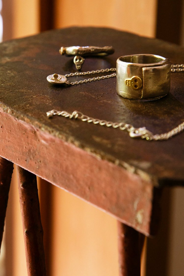 ゆかしドクロのリング（メンズ）は1万9800円～。あじさいとかたつむりのネックレス1万7600円。