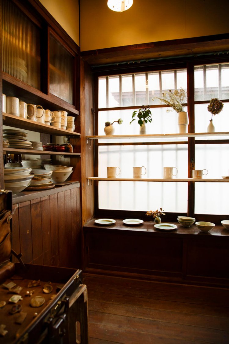 カップ、大皿、花瓶など、林さんの作品が所狭しと並ぶ。