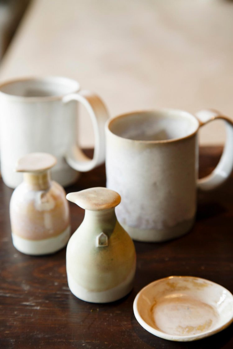 手前から豆皿1100円、しょうゆ差し「コトリ」各4400円、マグカップL各3850円。