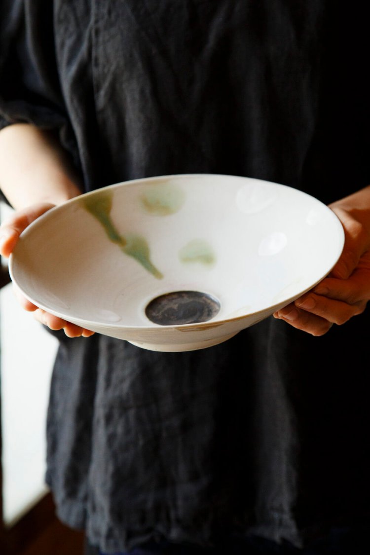 「ヌガー」8800円は使い勝手のいい大ぶりの浅鉢。