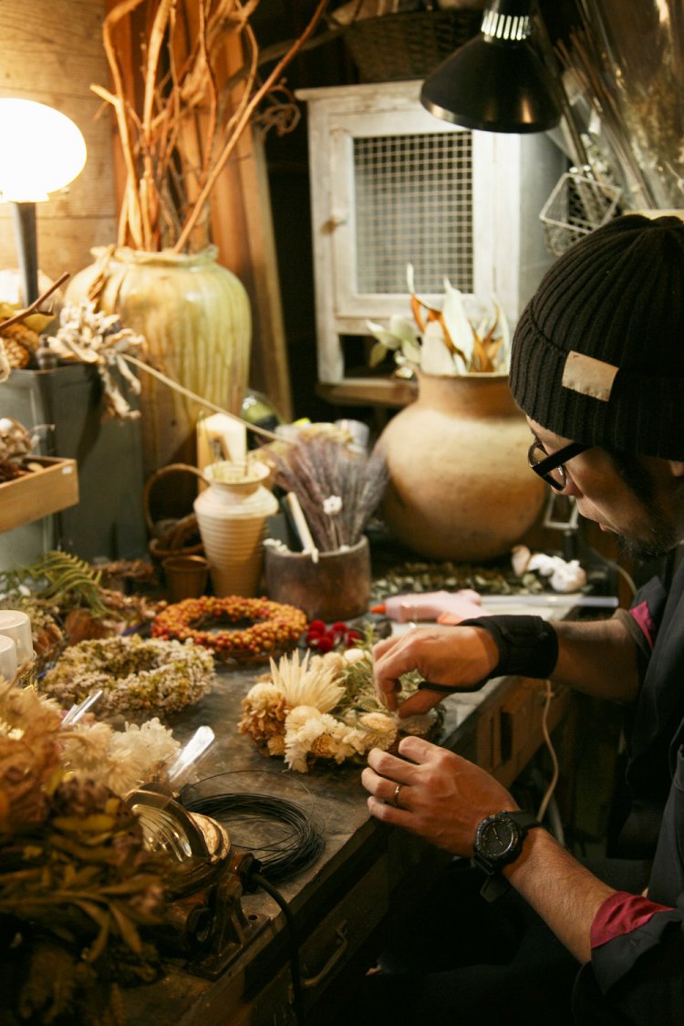 リースの仕上げをする赤地さん。