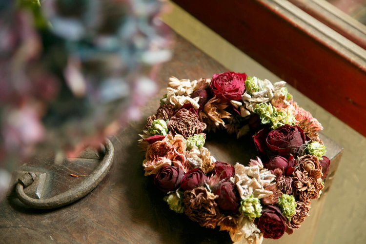 生花を自然乾燥させて実験的に作ったリース。