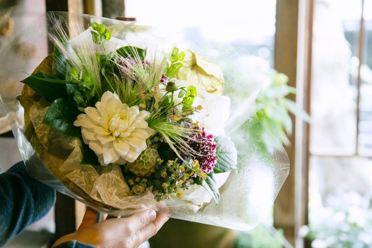 花束は3000円～オーダー可。ダリアやスカビオサの間から顔を出すジュパタムが印象的。