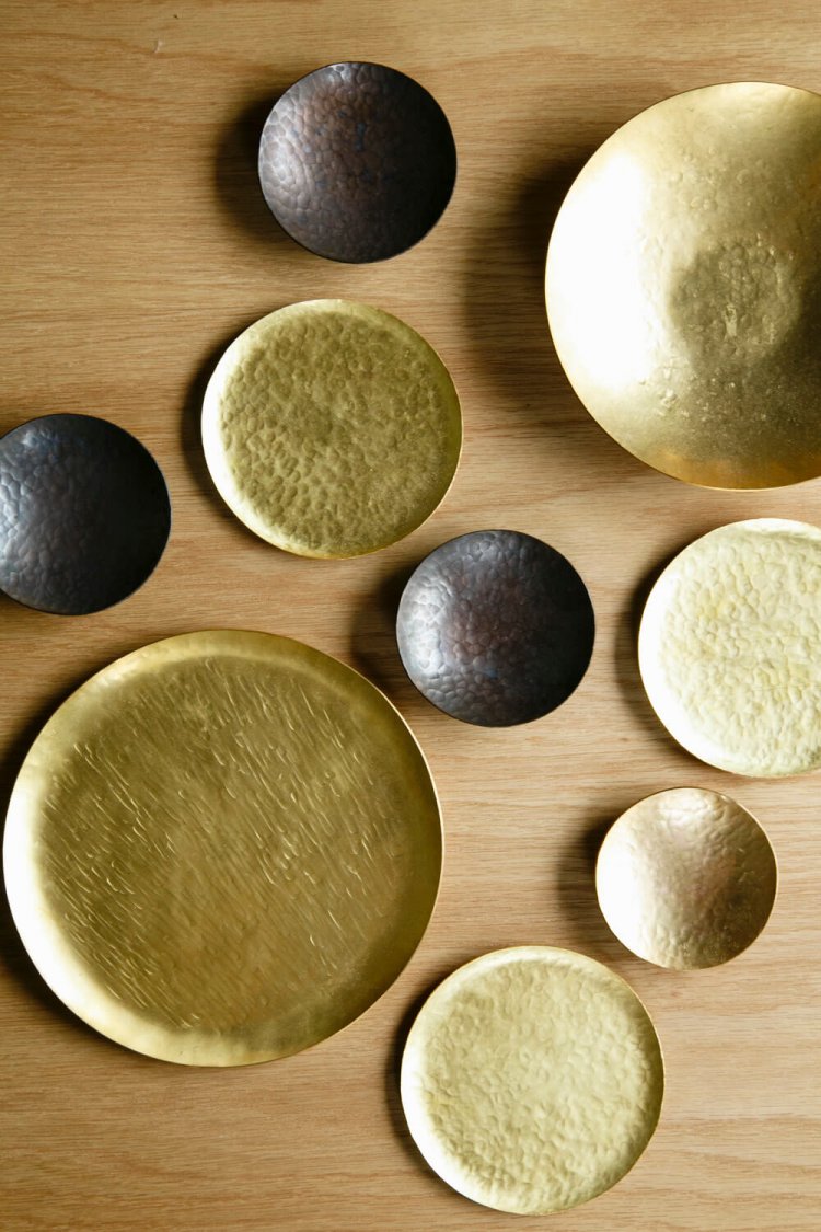 多用途に使える真鍮（しんちゅう）製の満月皿1100～3630円。