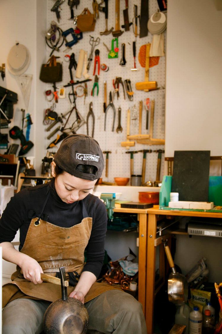 キャップをかぶると作家モードに。ウェブ・グラフィックデザイナーの顔も。