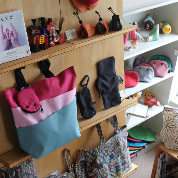 ショップ内には、様々なオリジナルプロダクトとともに、参考にしている書籍や郷土玩具も展示している。 