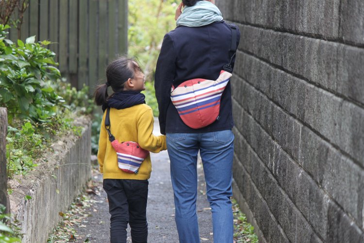 Creature bag「プラネテ」シリーズ、左から、ヒメサガリ4730円。オトナサガリ7590円。